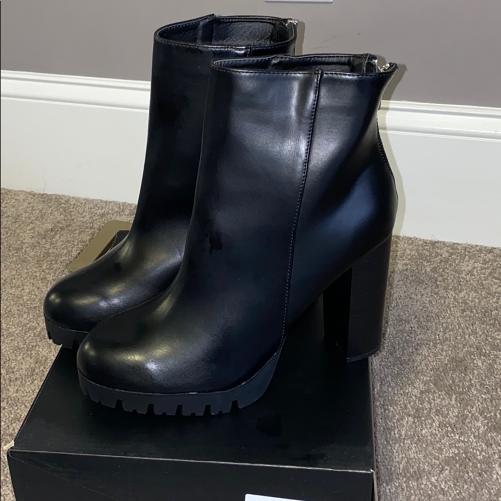 “Do the Talking Bootie”